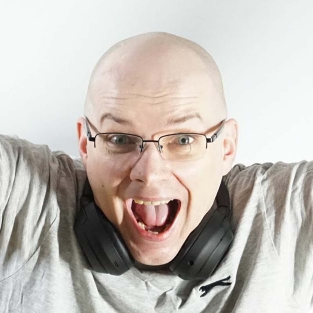 Rūdolfs Caune jeb DJ Bacon ar austiņām